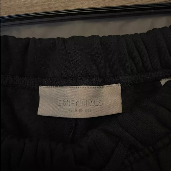 Fear of God black essentials shorts - Picture 4 of 8